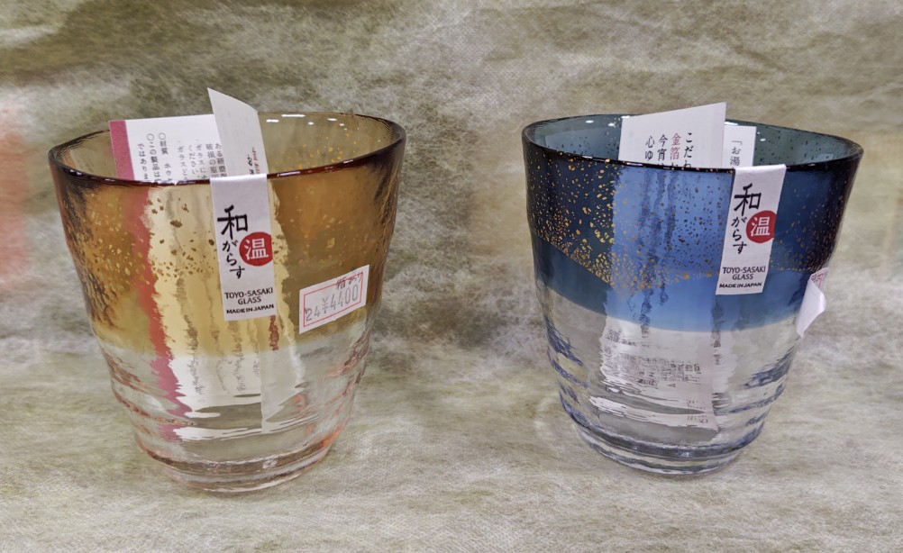 金箔入りで涼しげですが、お湯割りにも対応しているグラスです