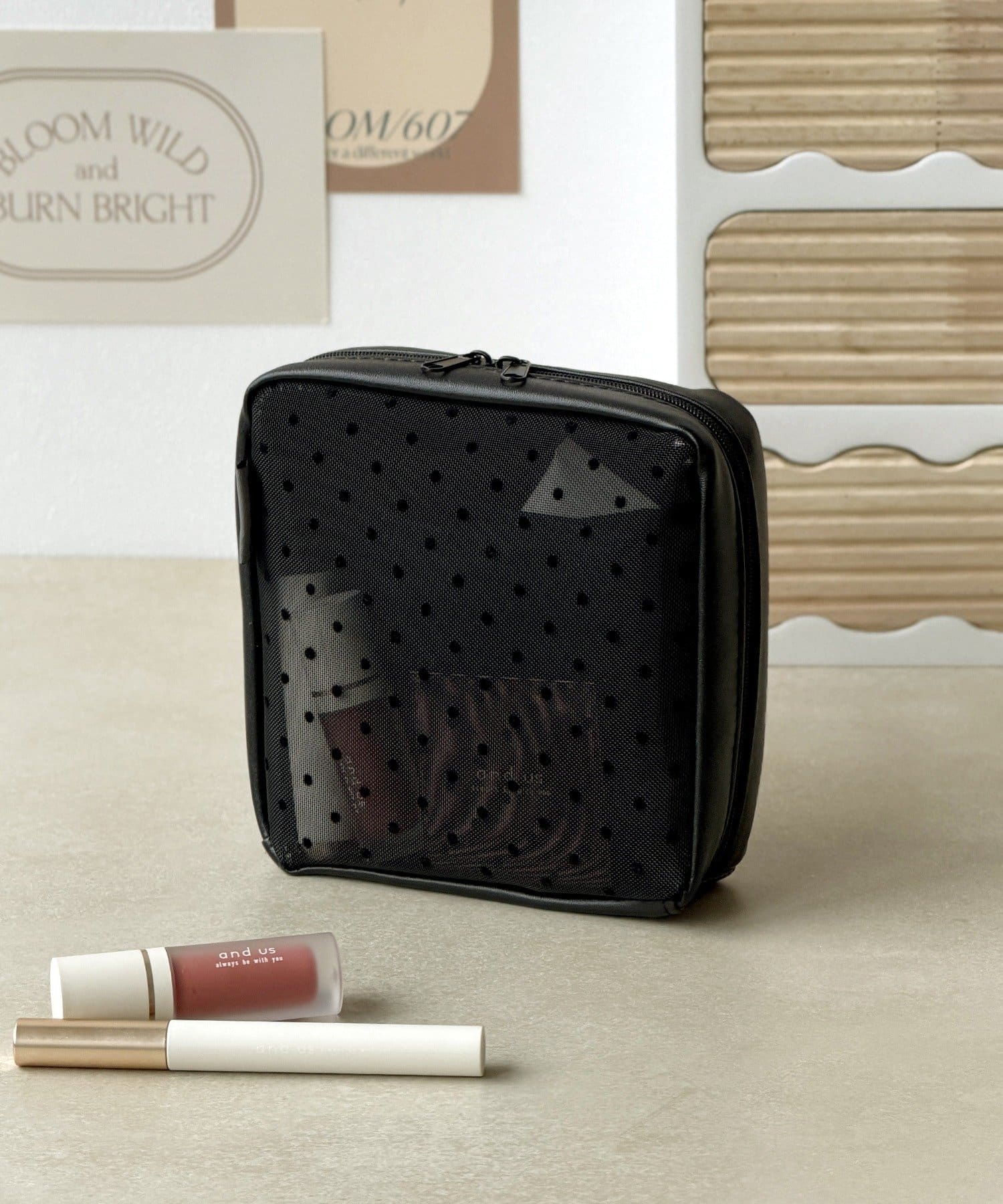 ドットメッシュスクエアポーチ ￥550(税込)