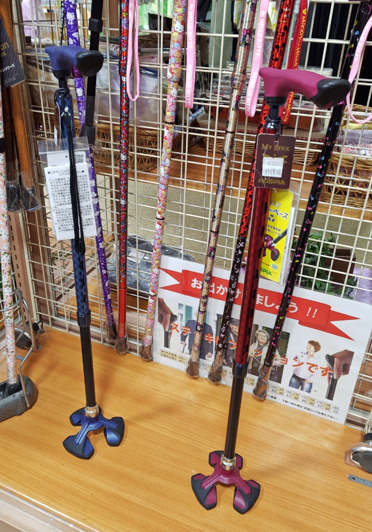 安定して自立する杖は置き場所に困らず便利。