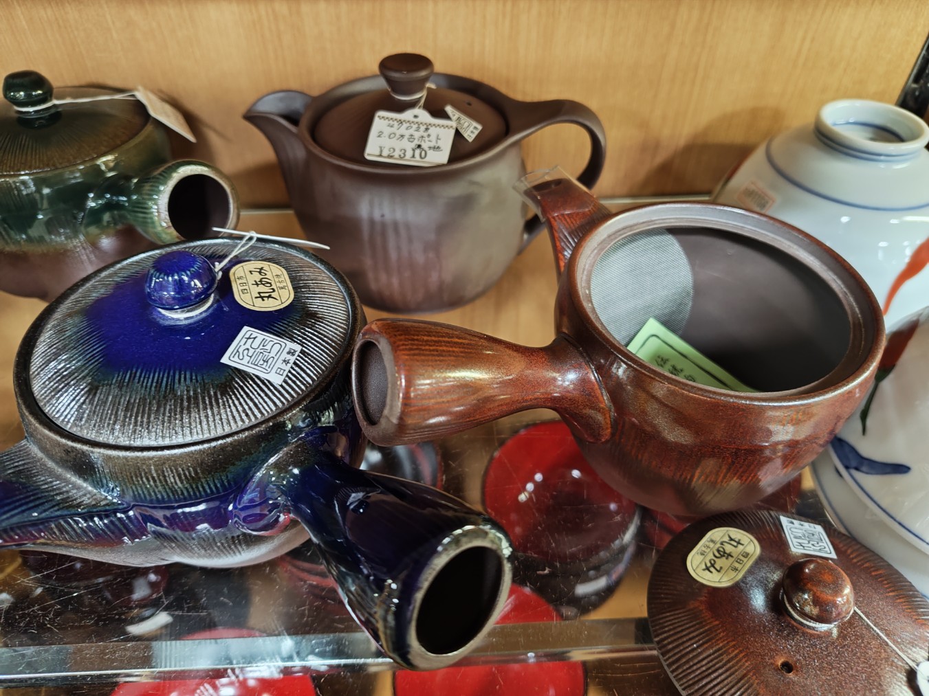 ぬくもりを感じる陶器の急須。こちらの急須は中に網がついています。