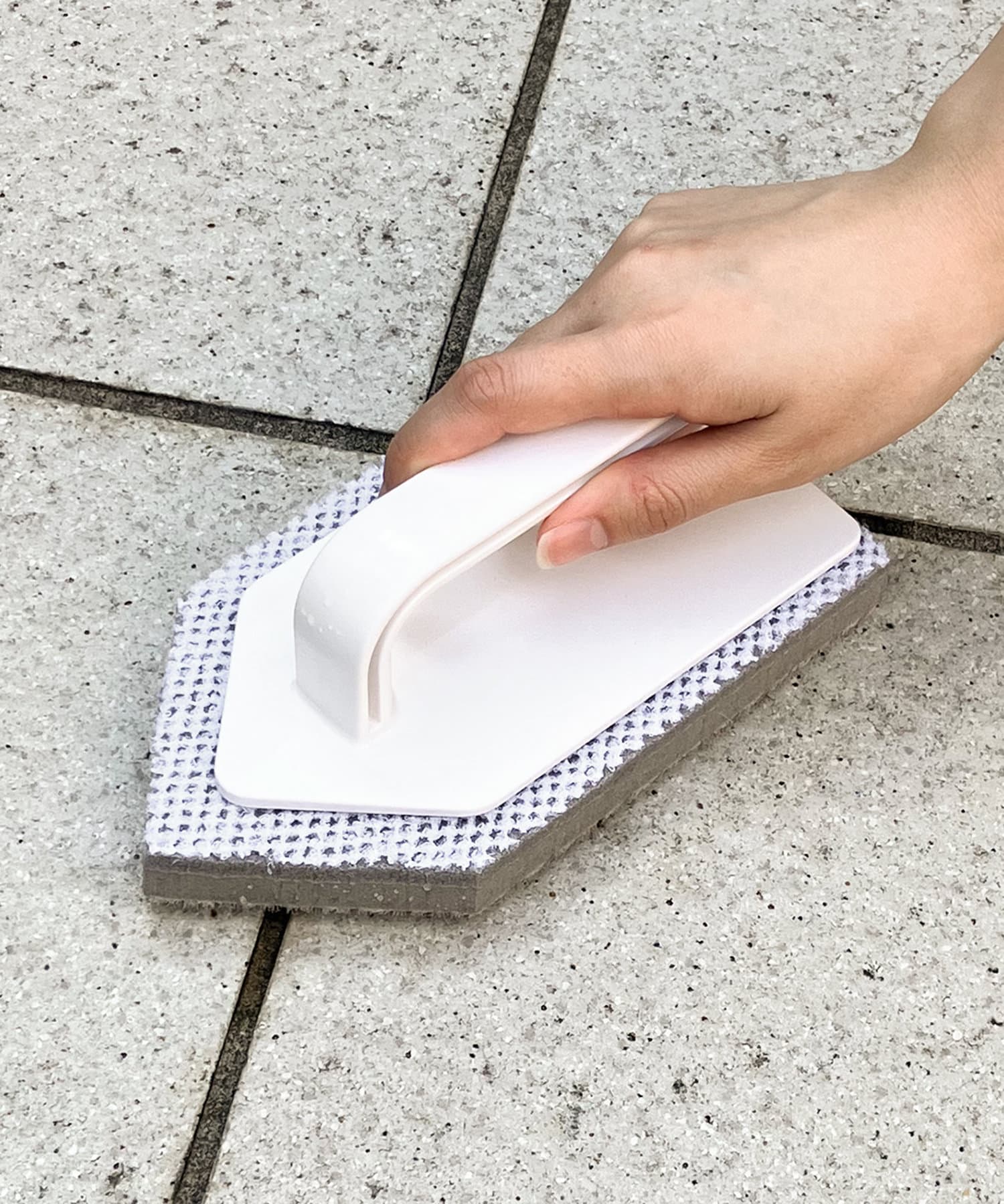 汚れをかき出すハンディタイルブラシ ￥660(税込)