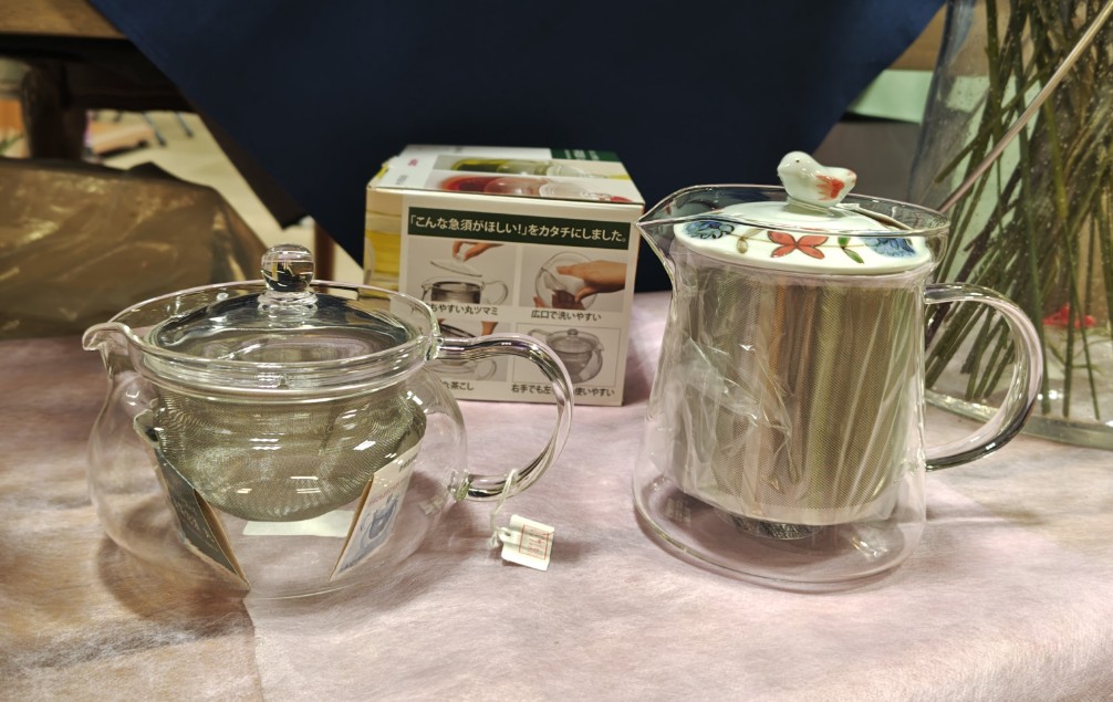 ガラスの急須も、日本茶、紅茶どちらにも使えオシャレ。容量も大きいので、まとめていれられるのも便利です