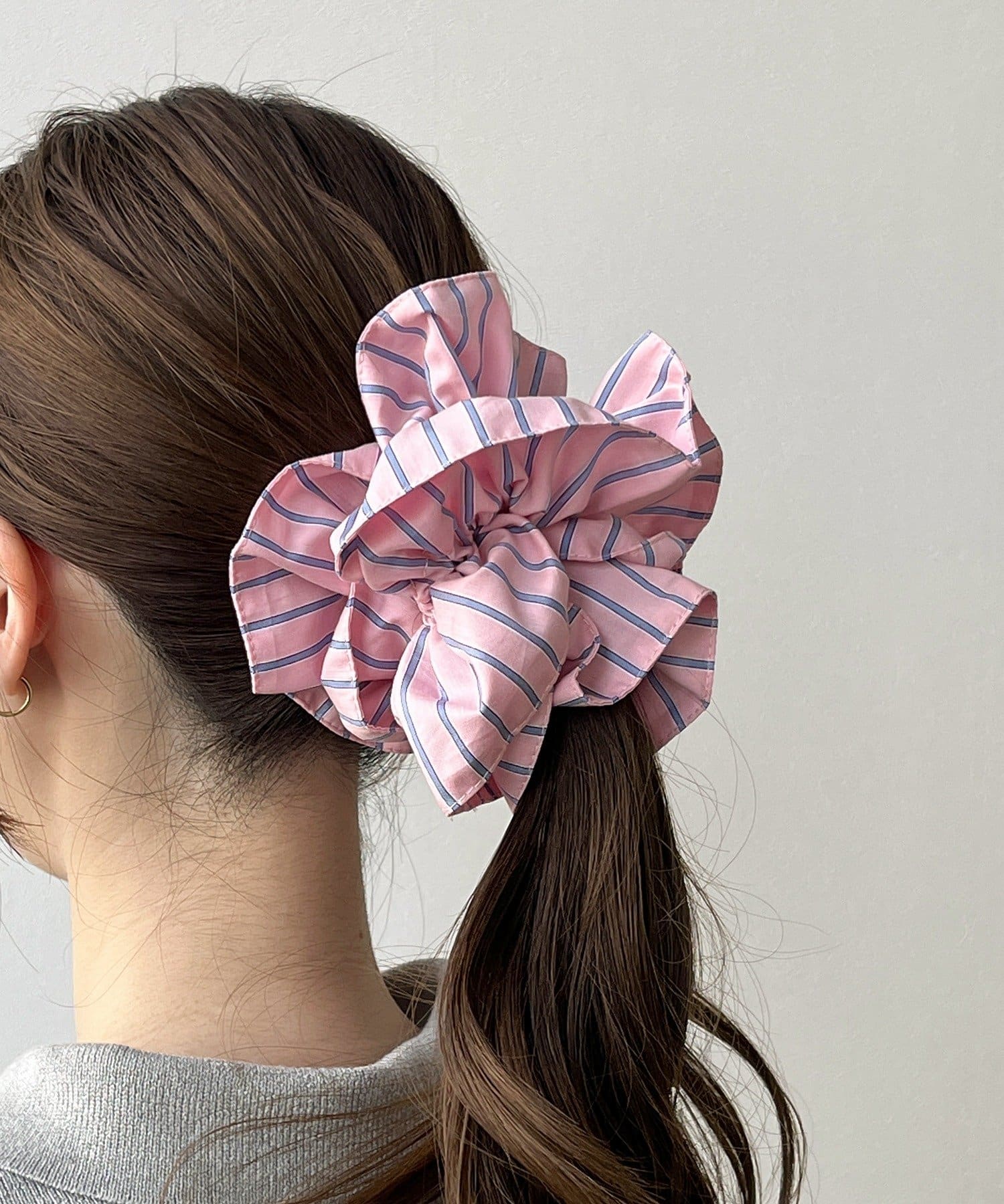 ストライプバイカラーフリルシュシュ ￥550(税込)