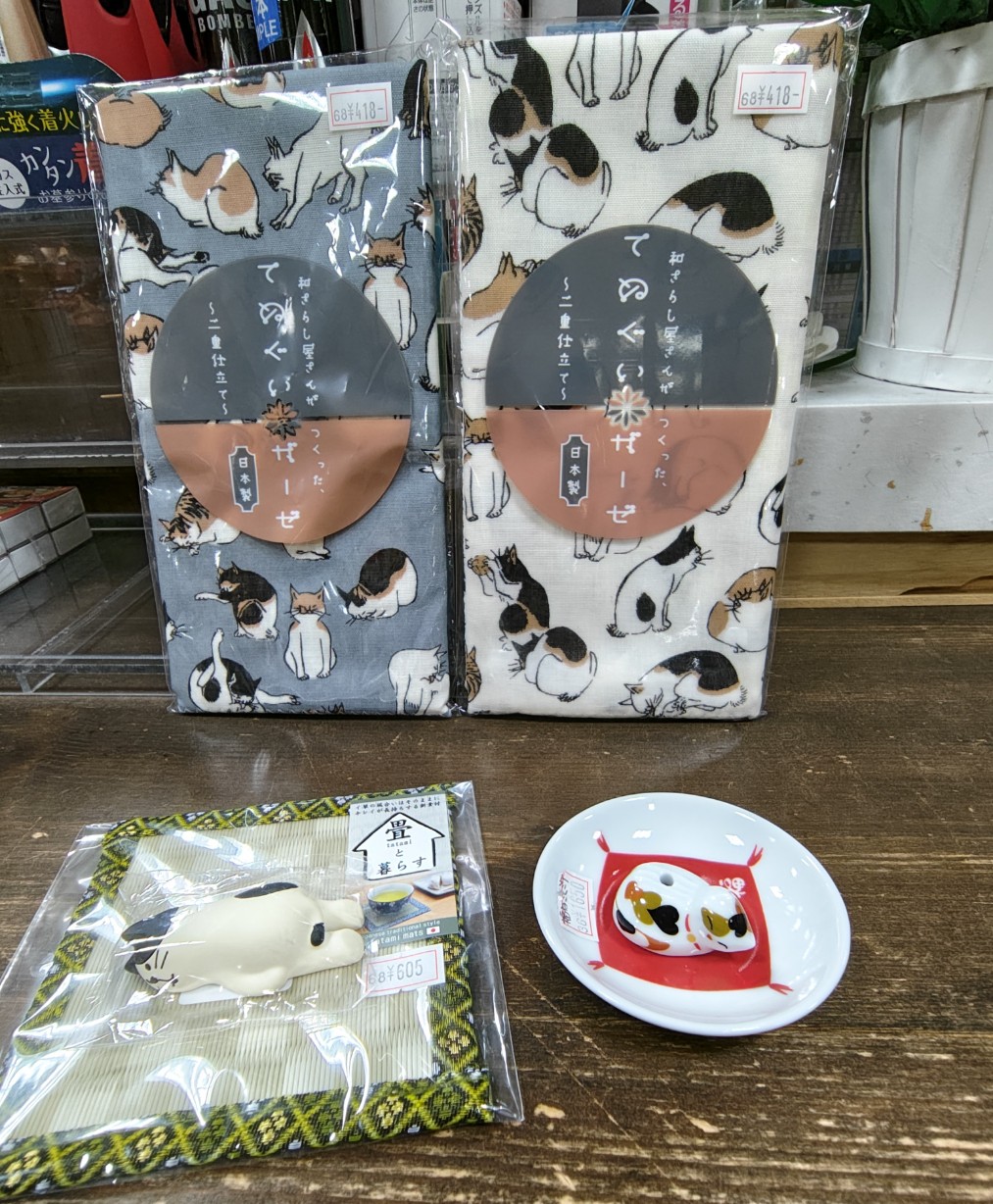 ガーゼ手ぬぐいは色々なポーズの猫が描かれています。（右下）お香立て（左下）置物
